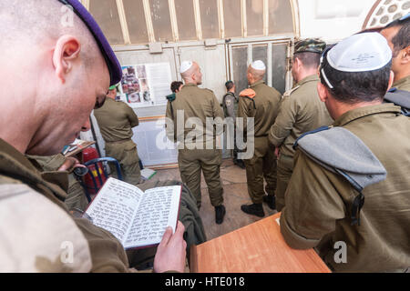 Von Hebron, der König von Israel und der West Bank. Soldaten beten im Grab des patriarachs, einer heiligen Stätte in Judentum und Islam. Stockfoto