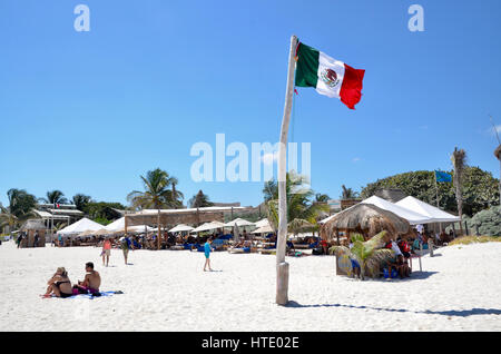 Touristen auf Tulum beach Mexiko mit mexikanischen Flagge Stockfoto