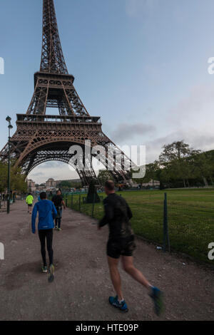 Pris, Frankreich. Läufer in der Nähe der Eiffelturm in den frühen Morgenstunden. Stockfoto