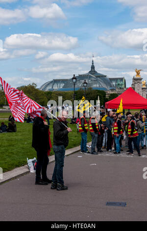 Paris, Frankreich. Eine Arbeiter Protest in der Nähe von Palazzo Invalides. Das berühmte Grand Palais Museum im Hintergrund. Stockfoto