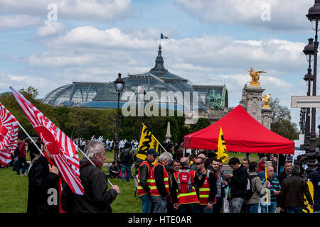 Paris, Frankreich. Eine Arbeiter Protest in der Nähe von Palazzo Invalides. Das berühmte Grand Palais Museum im Hintergrund. Stockfoto