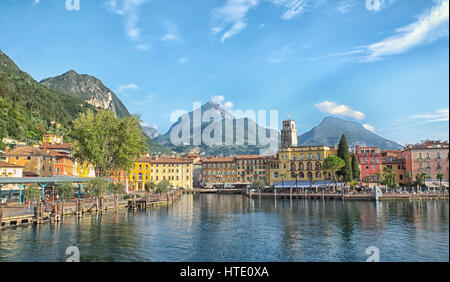 Riva del Garda, Gardasee, Italien - 9. September 2014: Touristen in der zu Fuß in die Innenstadt und Square, an einem sonnigen Tag. Stockfoto