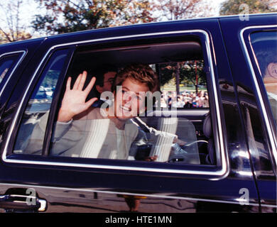 Prinzessin Diana winkt zum Abschied nach ihrem Besuch an das amerikanische Rote Kreuz Hauptquartier in Washington, DC am 21. Oktober 1994 obligatorisch Stockfoto