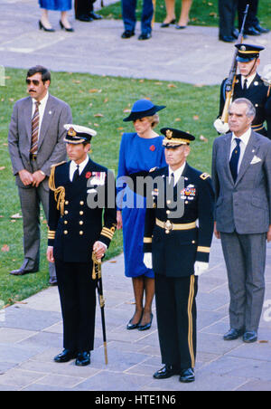 Prinzessin Diana, Zentrum im blauen Kleid schaut zu, wie ihr Mann Prinz Charles, Mitte links, kommt um einen Kranz am Grab der unbekannten unter Beachtung des Veterans Day auf dem Nationalfriedhof Arlington in Arlington, Virginia am 11. November 1985 legen Stockfoto