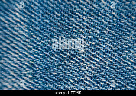 Unscharfe Textur des Blue Jeans Textil. Makroaufnahme mit geringen Schärfentiefe. Extreme Nahaufnahme Stockfoto