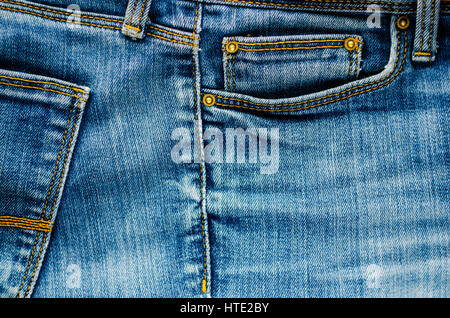 Detail der Jeans Hose Nahaufnahme. Taschen, Hosen, Gürtelschlaufen, Dicke Stiche. Elemente der Denim-Hosen-Hintergrund Stockfoto