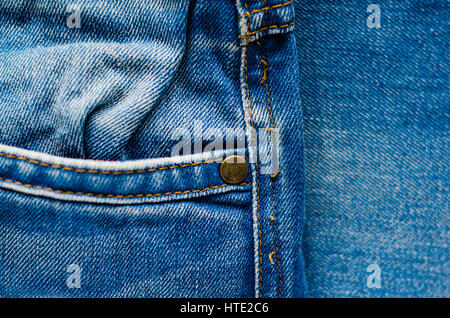 Detail der Jeans Hose Nahaufnahme. Taschen, Hosen, Gürtelschlaufen, Dicke Stiche. Elemente der Denim-Hosen-Hintergrund Stockfoto