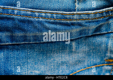 Detail der Jeans Hose Nahaufnahme. Taschen, Hosen, Gürtelschlaufen, Dicke Stiche. Elemente der Denim-Hosen-Hintergrund Stockfoto