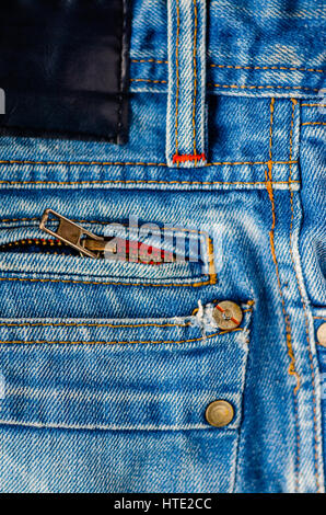 Detail der Jeans Hose Nahaufnahme. Taschen, Hosen, Gürtelschlaufen, Dicke Stiche. Elemente der Denim-Hosen-Hintergrund Stockfoto