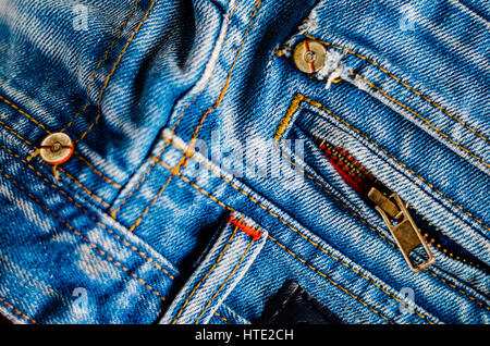 Detail der Jeans Hose Nahaufnahme. Taschen, Hosen, Gürtelschlaufen, Dicke Stiche. Elemente der Denim-Hosen-Hintergrund Stockfoto