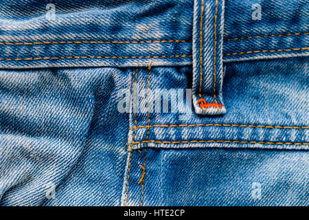 Detail der Jeans Hose Nahaufnahme. Taschen, Hosen, Gürtelschlaufen, Dicke Stiche. Elemente der Denim-Hosen-Hintergrund Stockfoto