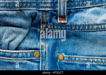 Detail der Jeans Hose Nahaufnahme. Taschen, Hosen, Gürtelschlaufen, Dicke Stiche. Elemente der Denim-Hosen-Hintergrund Stockfoto