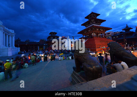 KATHMANDU, NEPAL - Okt 10: Nepalesen besuchen die berühmte Durbar Square von Kathmandu in der Nacht. Am 10. Oktober 2013 in Kathmandu, Nepal. Stockfoto