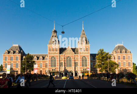 Am frühen Morgen Pendler mit dem Rad zur Arbeit, Silhouette gegen das Rijksmuseum, Amsterdam Stockfoto