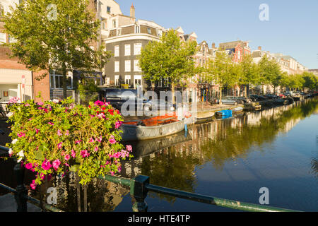 Blumen auf einer Brücke über einen Kanal in Amsterdam Stockfoto