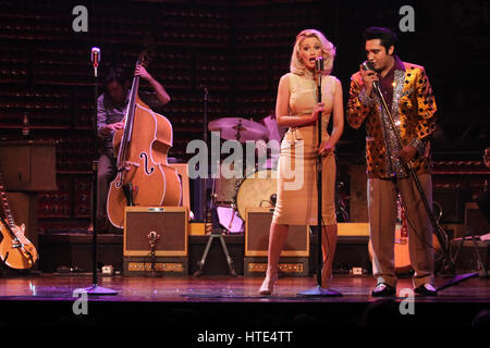 LAS VEGAS, NV - 4. Dezember: Holly Madison betritt die Bühne, während eine besondere Zugabe Aufführung von Million Dollar Quartet Durchführung der Elvis Presley und Ann Margaret Duett, "Die Dame liebt mich" aus dem Film "Viva Las Vegas" im Harrah's Las Vegas Showr Stockfoto