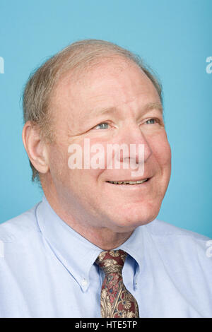 Senior woman nachschlagen Stockfoto