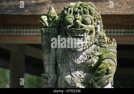 Skulpturen und Schnitzereien Darstellung Dämonen, Götter und balinesischen mythologischen Gottheiten überall im Tempel Pura Dalem Agung Padangtegal m finden Sie Stockfoto