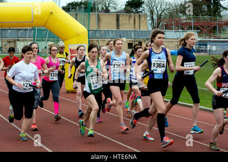 Frauen-Läufer an der Iffley Road zu verfolgen, zu Beginn der Teddy Hall Relais, Oxford, UK Stockfoto