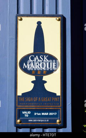 Cask Marque Zeichen vor einem Pub - zeigt herausragende echtes Ale Bierqualität. Stockfoto