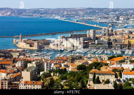 Ansichten von Marseille, Frankreichs zweitgrößter Stadt, aus der Kirche von Notre-Dame De La Garde an einem schönen Sommertag. Stockfoto