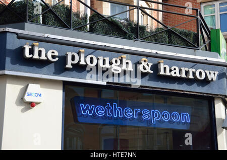 Der Pflug und Egge Gasthaus Pub in King Street, Hammersmith, London, UK. Stockfoto