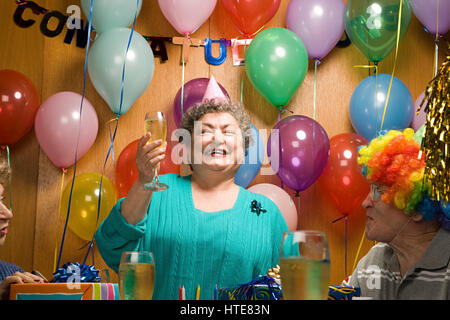 Ältere Erwachsene auf einer party Stockfoto