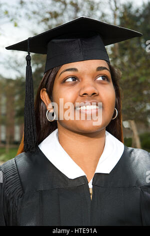 Weibliche Absolventin nachschlagen Stockfoto