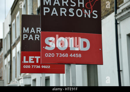Verkauft und lassen Sie Immobilienmakler Platinen außen Wohneigentum, London, UK. Stockfoto
