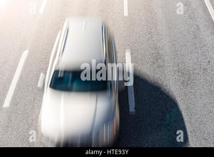 Draufsicht bei schnell fahrenden Auto auf der Autobahn Stockfoto