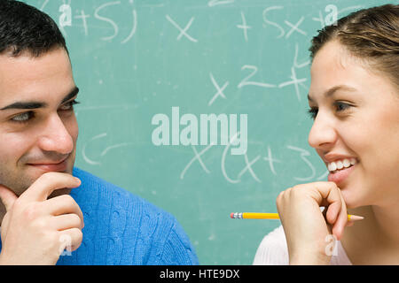 Zwei Studenten flirten Stockfoto