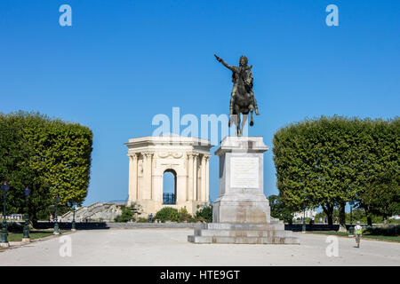 Promenade du Peyrou: Aqueduc Saint-Clement (Aquädukt), monumentale Château d ' Eau (Wasserturm) und Equestrian Statue von Louis XIV von Frankreich. Stockfoto