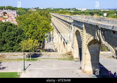 Promenade du Peyrou: Aqueduc Saint-Clement (Aquädukt), monumentale Château d ' Eau (Wasserturm) und Equestrian Statue von Louis XIV von Frankreich. Stockfoto