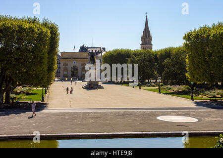 Promenade du Peyrou: Aqueduc Saint-Clement (Aquädukt), monumentale Château d ' Eau (Wasserturm) und Equestrian Statue von Louis XIV von Frankreich. Stockfoto