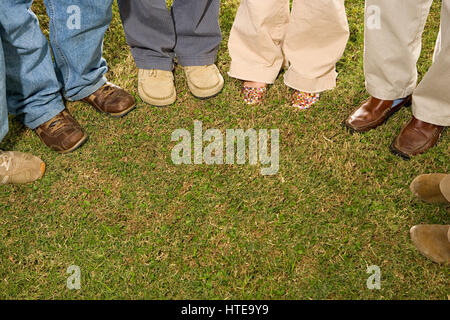 Sechs Studenten standen im freien Stockfoto