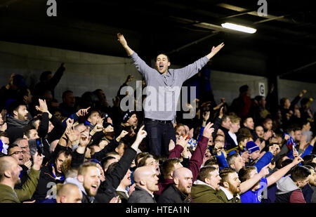 Portsmouth-Fans während des Sky Bet League 2-Spiels zwischen Crawley Town und Portsmouth im Checkatrade Stadium in Crawley. 7. März 2017. - nur für redaktionelle Zwecke. Keine Verkaufsförderung. Für Football-Bilder gelten Einschränkungen für FA und Premier League. Keine Nutzung des Internets/Handys ohne FAPL-Lizenz - für Details wenden Sie sich an Football Dataco Stockfoto