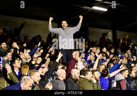 Portsmouth-Fans während des Sky Bet League 2-Spiels zwischen Crawley Town und Portsmouth im Checkatrade Stadium in Crawley. 7. März 2017. - nur für redaktionelle Zwecke. Keine Verkaufsförderung. Für Football-Bilder gelten Einschränkungen für FA und Premier League. Keine Nutzung des Internets/Handys ohne FAPL-Lizenz - für Details wenden Sie sich an Football Dataco Stockfoto