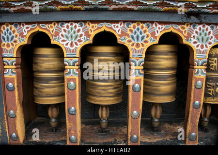 Bhutan Thimphu. Chong Gia ca Tempel, traditionelle Orante buddhistische Gebetsmühlen in Bewegung. Stockfoto