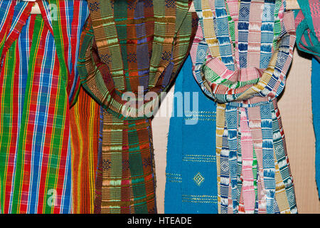 Bhutan Thimphu. Bhutan-Textilmuseum aka National Textile Museum. Museumsshop, Anzeige der traditionellen handgewebten Schals. Stockfoto