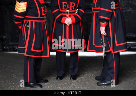 Neuer Chief Yeoman Warder an der Tower of London, Christopher Morton (rechts), im Gespräch mit Kollegen vor der Eröffnungsfeier. Stockfoto