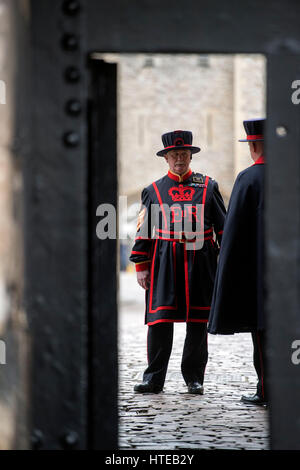 Neuer Chief Yeoman Warder an der Tower of London, Christopher Morton, im Gespräch mit einem Kollegen vor der Eröffnungsfeier. Stockfoto