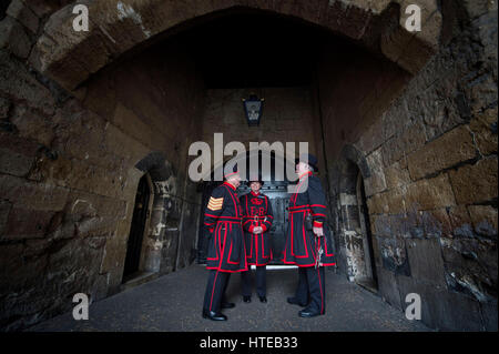 Neuer Chief Yeoman Warder an der Tower of London, Christopher Morton (rechts), im Gespräch mit Kollegen vor der Eröffnungsfeier. Stockfoto