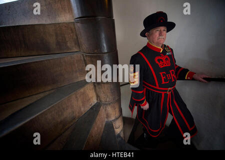 Neuer Chief Yeoman Warder am Tower of London, Christopher Morton, in St Thomas Turm. Stockfoto