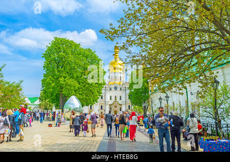 KIEW, UKRAINE - 01. MAI 2016: Besucher besuchen das Kiewer Höhlenkloster Petschersk Lavra während der Osterferien Stockfoto