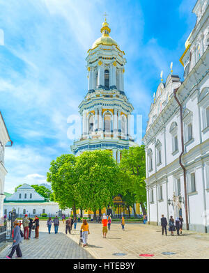 KIEW, UKRAINE - 01. MAI 2016: Der große Lavra-Glockenturm ist das bekannteste Gebäude im Kiewer Petschersk-Lavra-Höhlenkloster Stockfoto