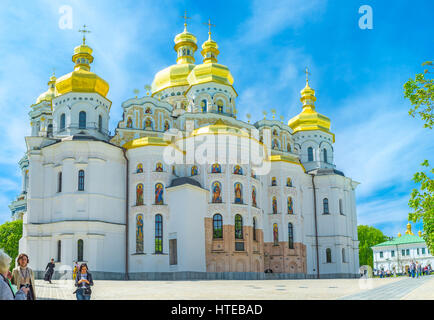 KIEW, UKRAINE - 01. MAI 2016: Blick auf die Rückseite der Dormition Cathedral mit Elementen mittelalterlicher Mauern, Kyiv Petschersk Lavra Höhle Kloster Stockfoto