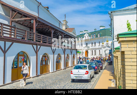 KIEW, UKRAINE - 01. MAI 2016: Das Refektorium im Kiewer Petschersker Lavra-Höhlenkloster bietet Gerichte der lokalen Küche Stockfoto