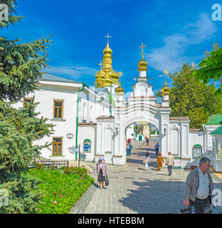 KIEW, UKRAINE - 01. MAI 2016: Die schönen Tore zum Eingang der Mittelhöhlen des Kiewer Petschersker Lavra-Höhle Stockfoto