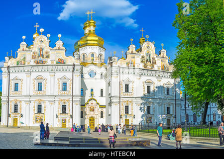 KIEW, UKRAINE - 01. MAI 2016: Die Dormition Cathedral ist der heilige Ort der Stadt und befindet sich im Kiewer Höhlenkloster Petschersk Lavra Stockfoto