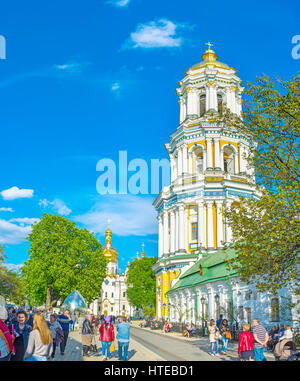 KIEW, UKRAINE - 01. MAI 2016: Der große Lavra-Glockenturm ist das berühmteste Sakralgebäude der Stadt, das Kyiv Petschersk Lavra-Höhlenkloster Stockfoto